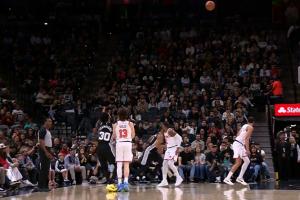 又一个！科勒克扑防尚帕尼致其摔倒 裁判回看后也升级一级恶意