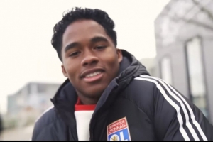 他来了！里昂官方晒恩德里克加盟视频，造访更衣室并接受体检