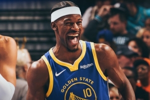 这笑容温暖纯真！勇士官方晒出赢球海报：巴特勒成为封面人物