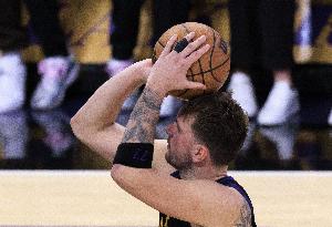 帕里什：东契奇现在体能更好了 他以前比赛后期经常体力不支