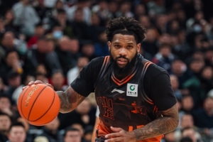 鲁媒：山东男篮第四外援正在谈 小外援鲍威尔真需要努力了 危险了