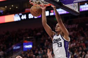 里突外投！基根·穆雷半场9中6拿到16分5板 三分3中2