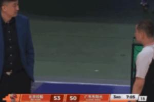 裁判欲吹罚杜锋被其狠狠盯着 最终将叼在嘴里的哨子放下改为警告