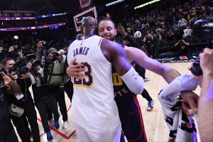 杨毅：老詹&库里很厉害很伟大但都有弱点 而饭圈总以为偶像是完人