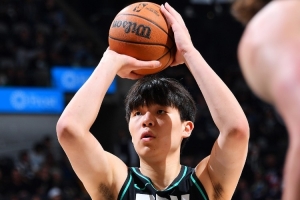 拓媒：杨瀚森是队里唯一罚球全中的人 这值得表扬 全队罚球太差