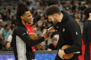 康大队友再相会！卡斯尔和克林根两人在场边嬉戏玩耍