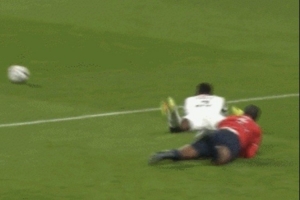 第13分钟被红牌罚下一人！里尔主席怒喷裁判：简直是耻辱和丑闻