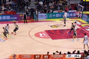 解说：约克这球能进受幸运女神眷顾 陈家政防守已是不犯规下最好