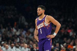 你这表现可不行！布克半场4中1仅拿6分2板3助