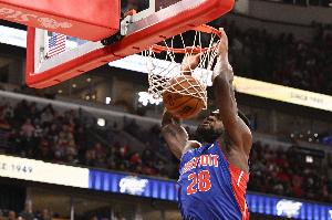 康宁汉姆：斯图尔特换防米切尔做得很棒 他一直是我们的防守核心