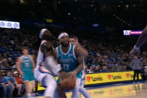 多特被吹犯规雷霆挑战失败 切球没毛病但打到布里奇斯的脸了