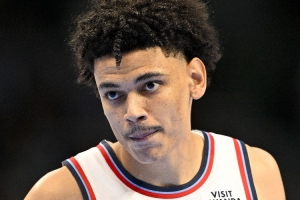 桑德斯谈对位库里：他是非常伟大的球员 我就想着把自己的事做好