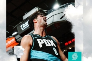 爆砍33+8+9！开拓者赢球海报：阿夫迪亚成为封面人物