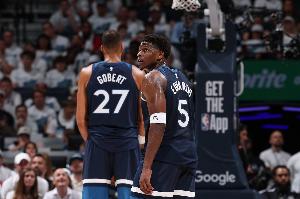 戈贝尔：爱德华兹现在明白组织能力是关键 被包夹是尊重的表现