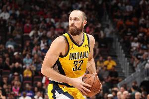 变着花样扣？赫夫积极拼抢前场板 篮下拧着身子高难度反扣