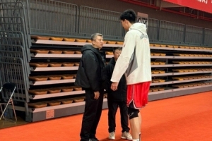 继续考察！郭士强今天来到广州男篮主场 观看广州VS浙江