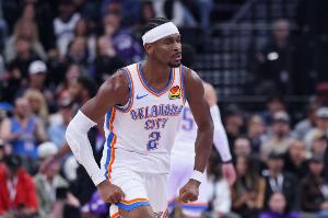 攻防一把抓！亚历山大防守端完成封盖 随后助攻霍姆格伦切入暴扣