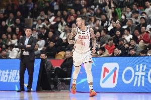 表现稳定！约克14中7砍19分4板6助4断 琼斯11中6拿14分11板2断3帽