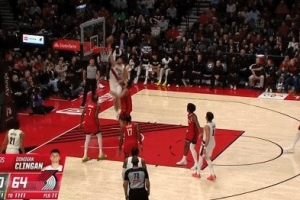 驾轻就熟！克林根掩护后下顺 接阿夫迪亚抛传单臂空接暴扣！