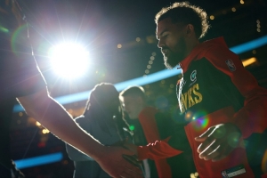 杨毅：特雷·杨大概率会像老詹一样执行球员选项 他能帮奇才卖票