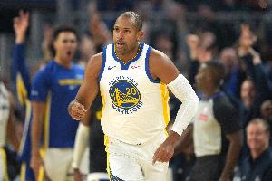 老骥伏枥！霍福德半场狂揽9板 2记三分还拿到6分4助&正负值+13