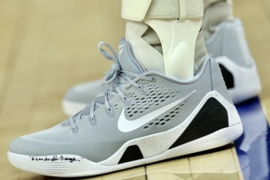 “凡事我都能做”！库里今日上脚科比 9S战靴 灰白黑配色简洁低调