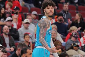 五年来首次替补！黄蜂：三球本场将替补出战！塞克斯顿首发！