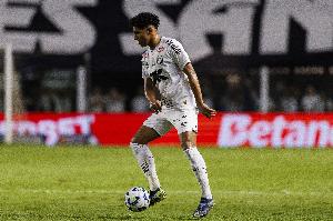 记者：桑托斯左后卫索萨未参加训练，他正与热刺进行谈判