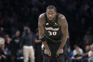 直捣黄龙！兰德尔中路突击 起飞滑翔单臂暴扣