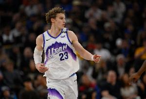 状态出色！马尔卡宁半场12中6拿下15分5板2助2帽