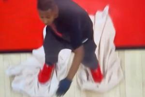 看来是非打不可了！公牛工作人员直接双脚踩抹布在场上行走拖地！