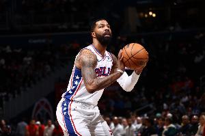 是谁？小莫：在76人时有个队友总爱离开替补席 有次竟在看世界杯