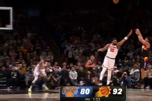 火力压制！布克迎着好友唐斯三分命中 太阳轰出14-0打停尼克斯