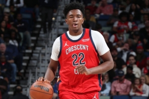 比肩格里芬文班！奎因菜鸟赛季不止1次3双 本世纪大个子球员第3人