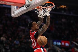 大鹏展翅！科林斯顺下不惧克拉克斯顿补防单臂劈扣