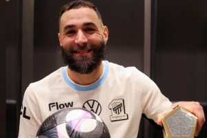 依旧犀利！38岁本泽马社媒晒比赛用球+全场最佳奖杯