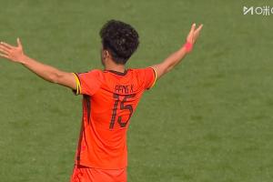 逆足爆射攻破袋鼠球门！彭啸破门后双手张开模仿贝林厄姆庆祝