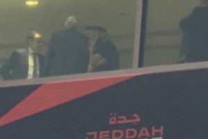 现场观看西超杯国家德比！记者：本泽马在贵宾包厢与老佛爷聊天