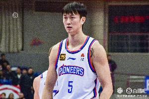 赖俊豪头撞广告牌伤退！媒体人：场边广告牌应取消掉 都多少次了