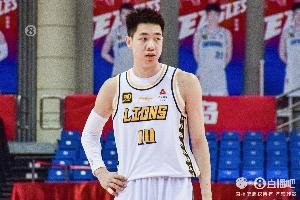 靠谱火力！朱俊龙出战32分钟 三分5中3贡献12分