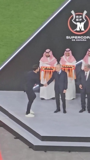 是否早有预兆？马卡晒视频：决赛后颁奖时阿隆索与老佛爷互动冷淡