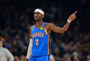 游刃有余！亚历山大打满首节8中5独得13分2板 正负值+6