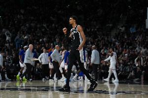 再扣你一个！文班点飞杰伦威后空切起飞 双手空接隔扣切特！