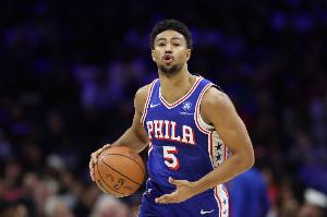 奋力反击！76人连中三分回敬8-0的攻势 骑士紧急叫停