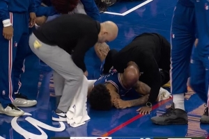 望无大碍！巴洛强攻不中重摔在地 被队友架着回更衣室
