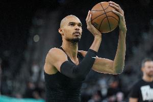 文班是历史上达成赛季场均20+10上场时间最少的 仅28.6分钟