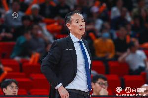 媒体人：北京赛季初踌躇满志现在战战兢兢 先双塔后五小都太极端