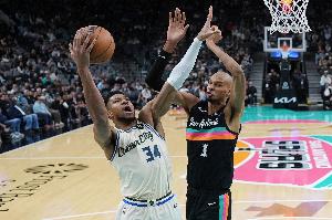 字母哥谈文班：他只要保持健康就是联盟的未来 天空才是极限