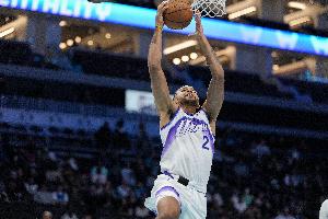 垃圾时间老同志出出汗！李凯尔得12分6板6助 罚球6中1有点辣眼睛