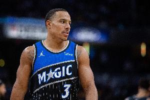 赚到！贝恩大帽韦尔斯被吹犯规 魔术挑战成功取消犯规还拿到球权